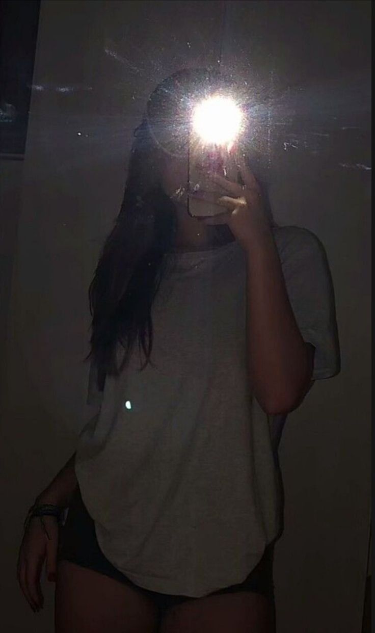 Camiseta Cinza em Foto de Perfil Feminino Estilizada