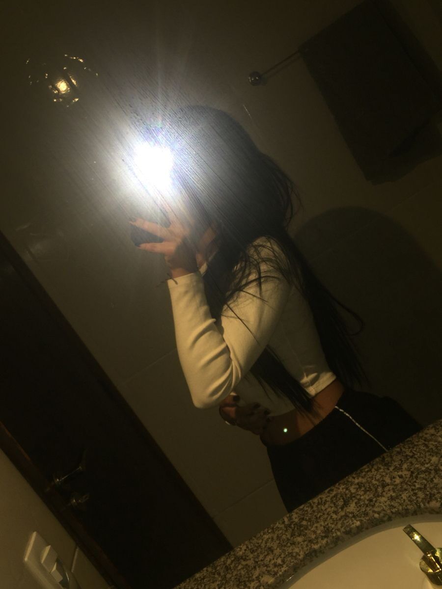 Foto de Perfil Feminino Autêntica com Espelho e Selfie