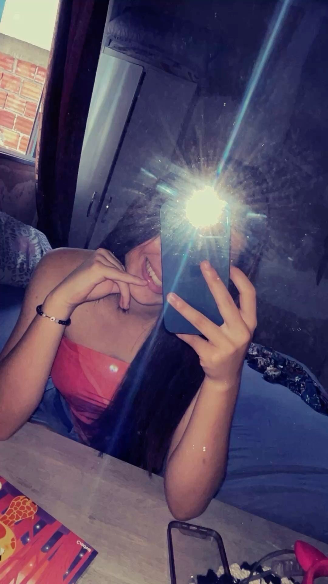 Foto de Perfil Feminino com Flash e Blusa Rosa