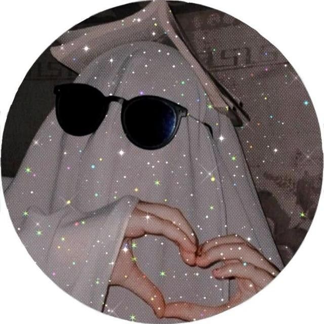 Foto de Perfil Feminino Estilo Fantasma com Óculos de Sol