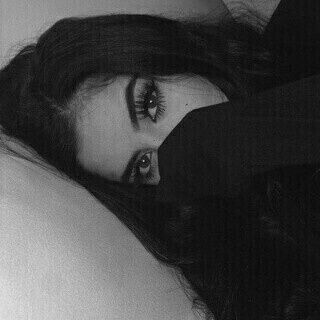 Foto de Perfil Feminino Sofisticada em Preto e Branco