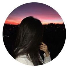 Foto de Perfil Feminino Tranquila ao Entardecer