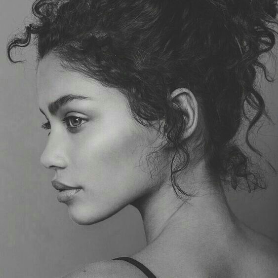 Imagem de Mulher de Perfil em Preto e Branco para Foto