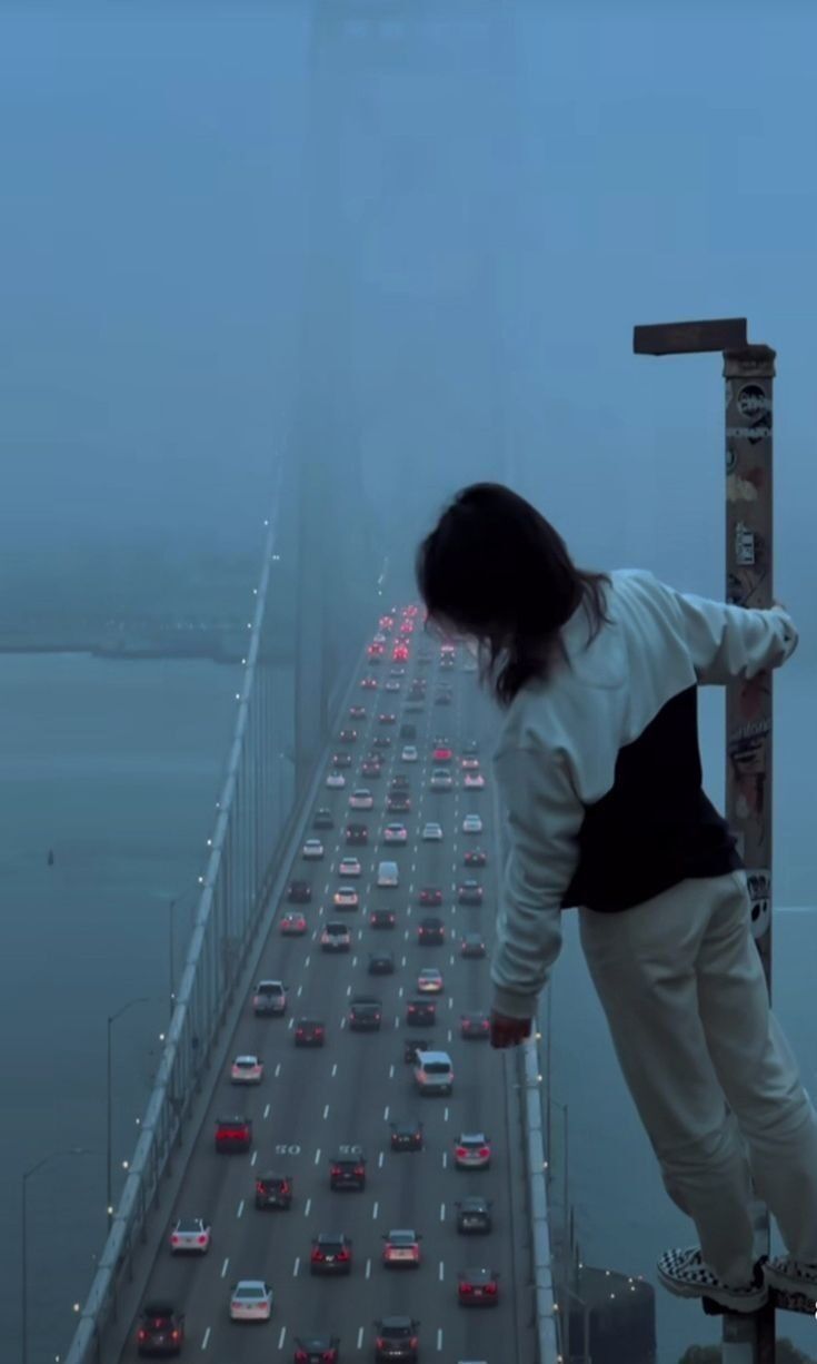 Imagem de Perfil Triste em Ponte Nublada