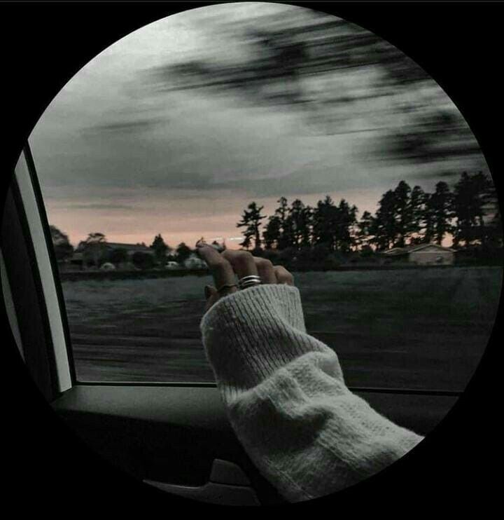 Mão Aconchegante na Janela do Carro