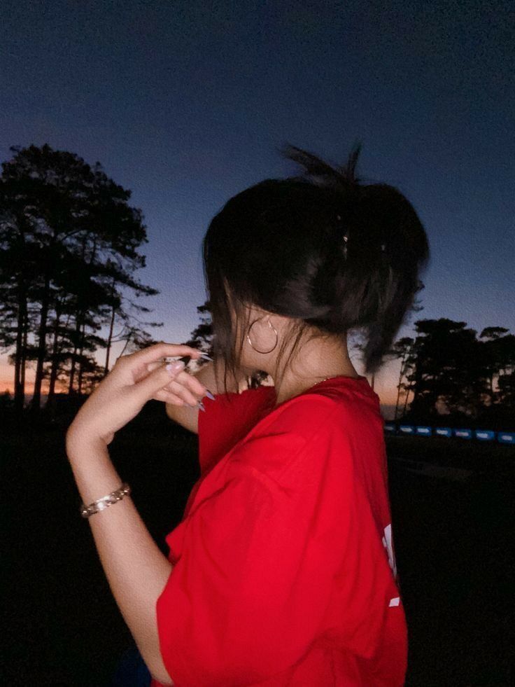 Mulher de Coque ao Pôr do Sol: Foto de Perfil Feminino