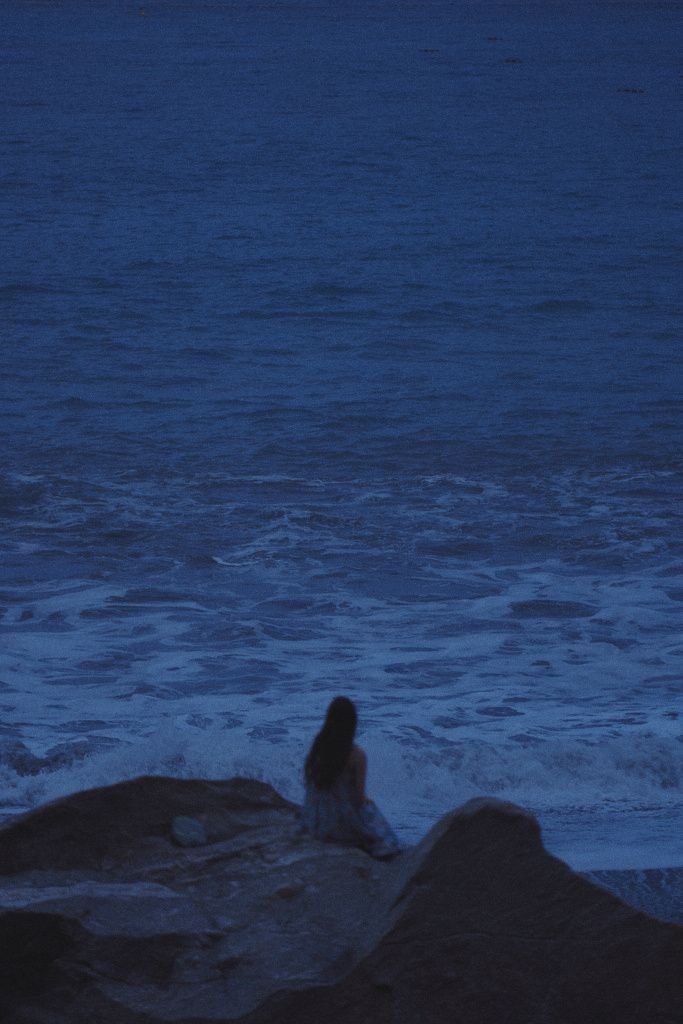 Perfil Triste com Pessoa à Beira do Mar