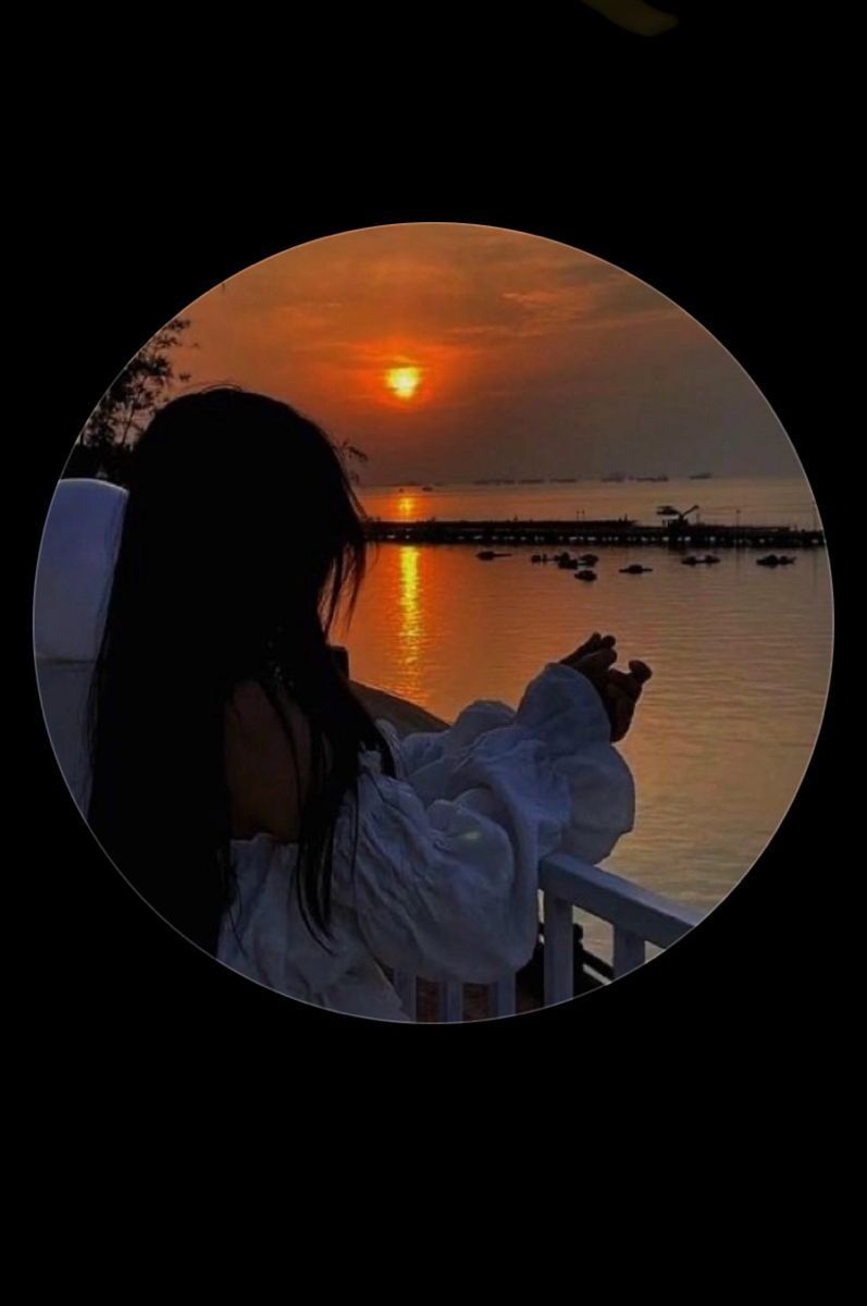 Pôr do Sol na Praia: Foto para Perfil Feminino