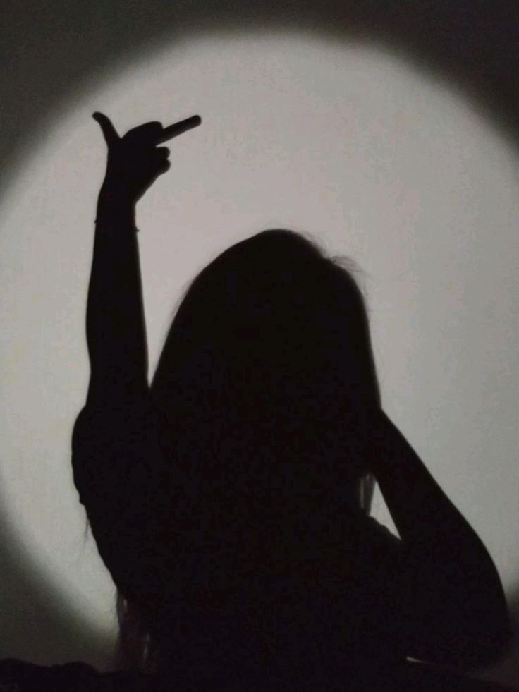 Silhueta com gestos para foto de perfil feminina