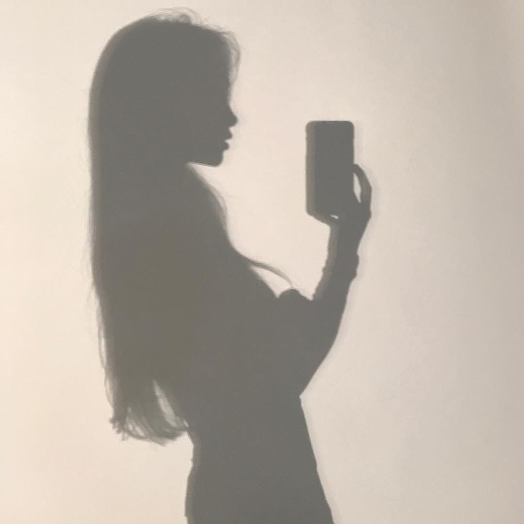 Silhueta de Mulher Tirando Selfie para Foto de Perfil
