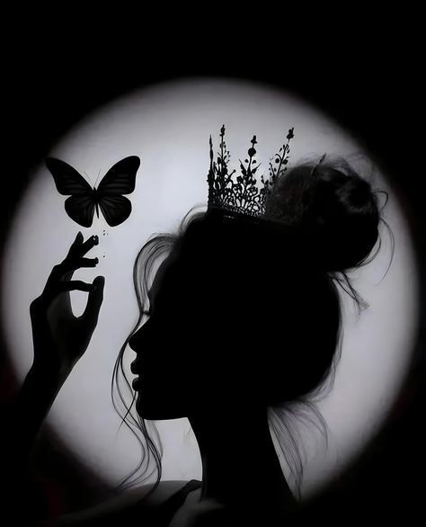 Silhueta Feminina com Borboleta: Foto de Perfil Única