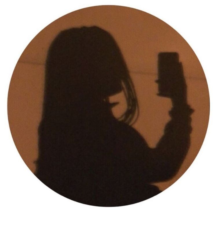 Silhueta Feminina com Celular para Foto de Perfil