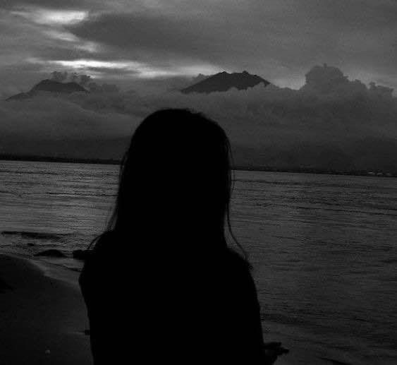 Silhueta Triste ao Entardecer para Perfil
