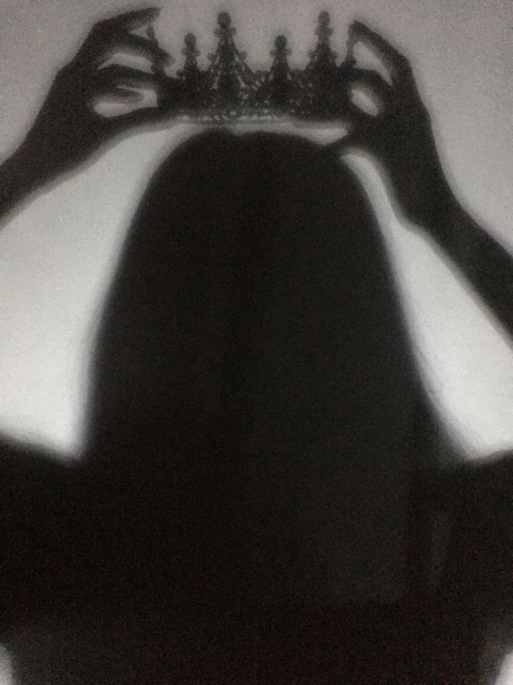 Sombra de Mão com Coroa: Foto de Perfil Feminino